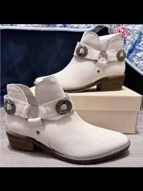 Chinese Laundry Austin White Buff Leather Western Ankle Boots Size 8